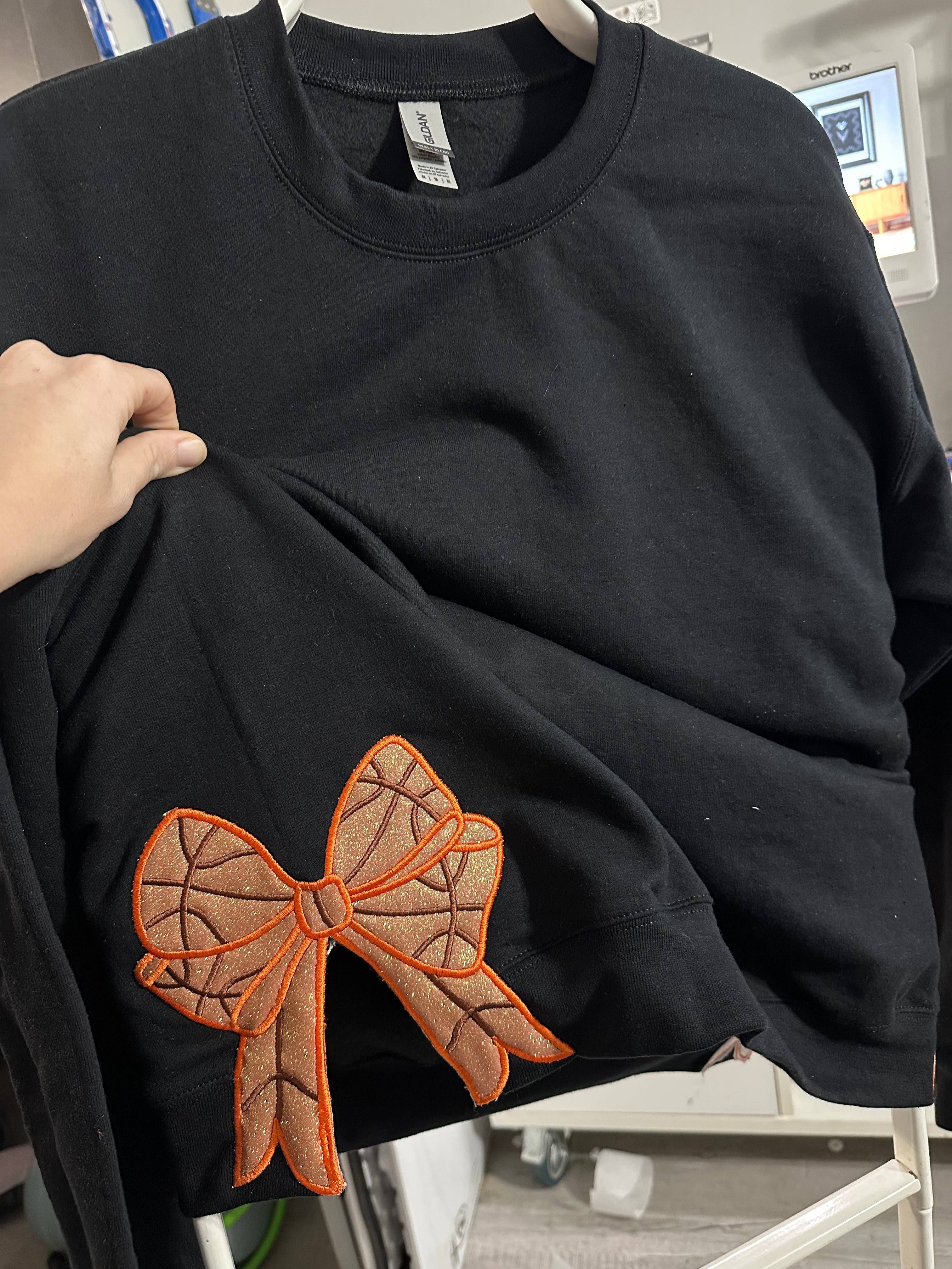 Basketball Side Bow Appliqué Embroidered Sweatshirt - Cozy Sportswear for Athletes & Fans