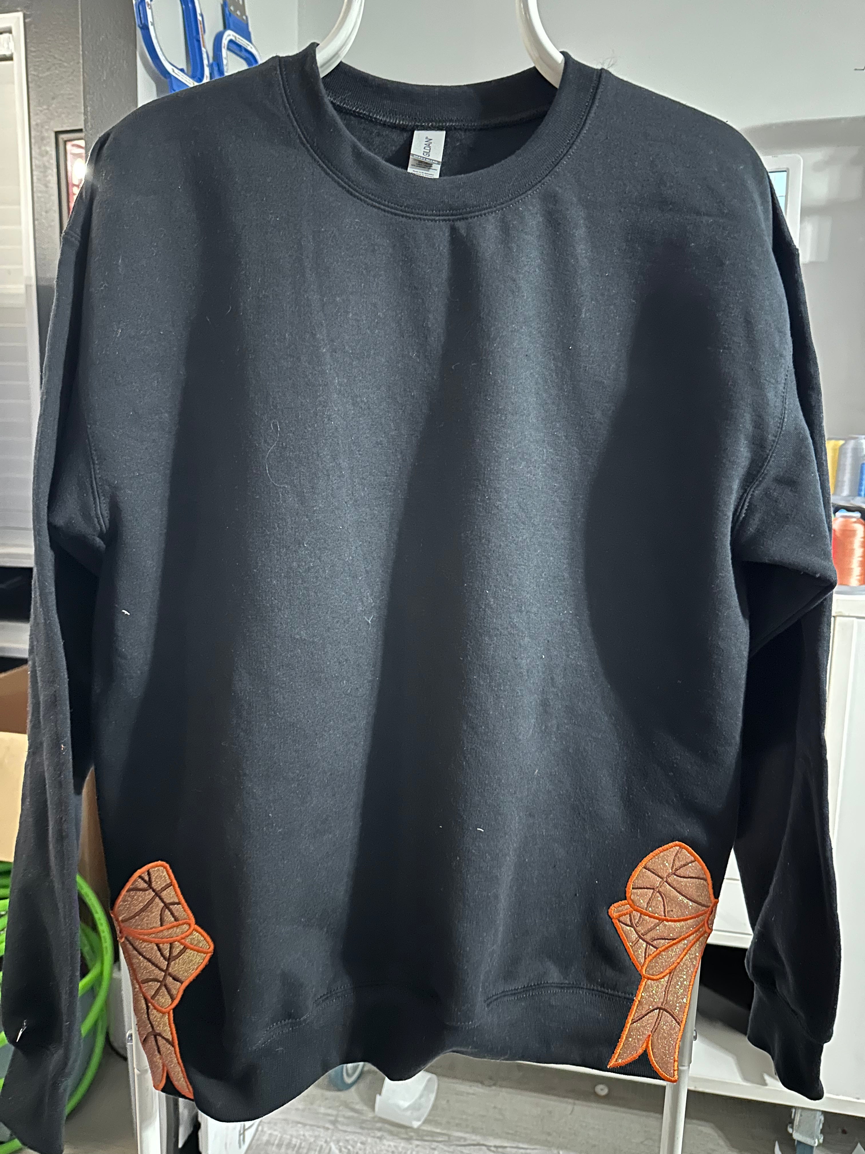 Basketball Side Bow Appliqué Embroidered Sweatshirt - Cozy Sportswear for Athletes & Fans