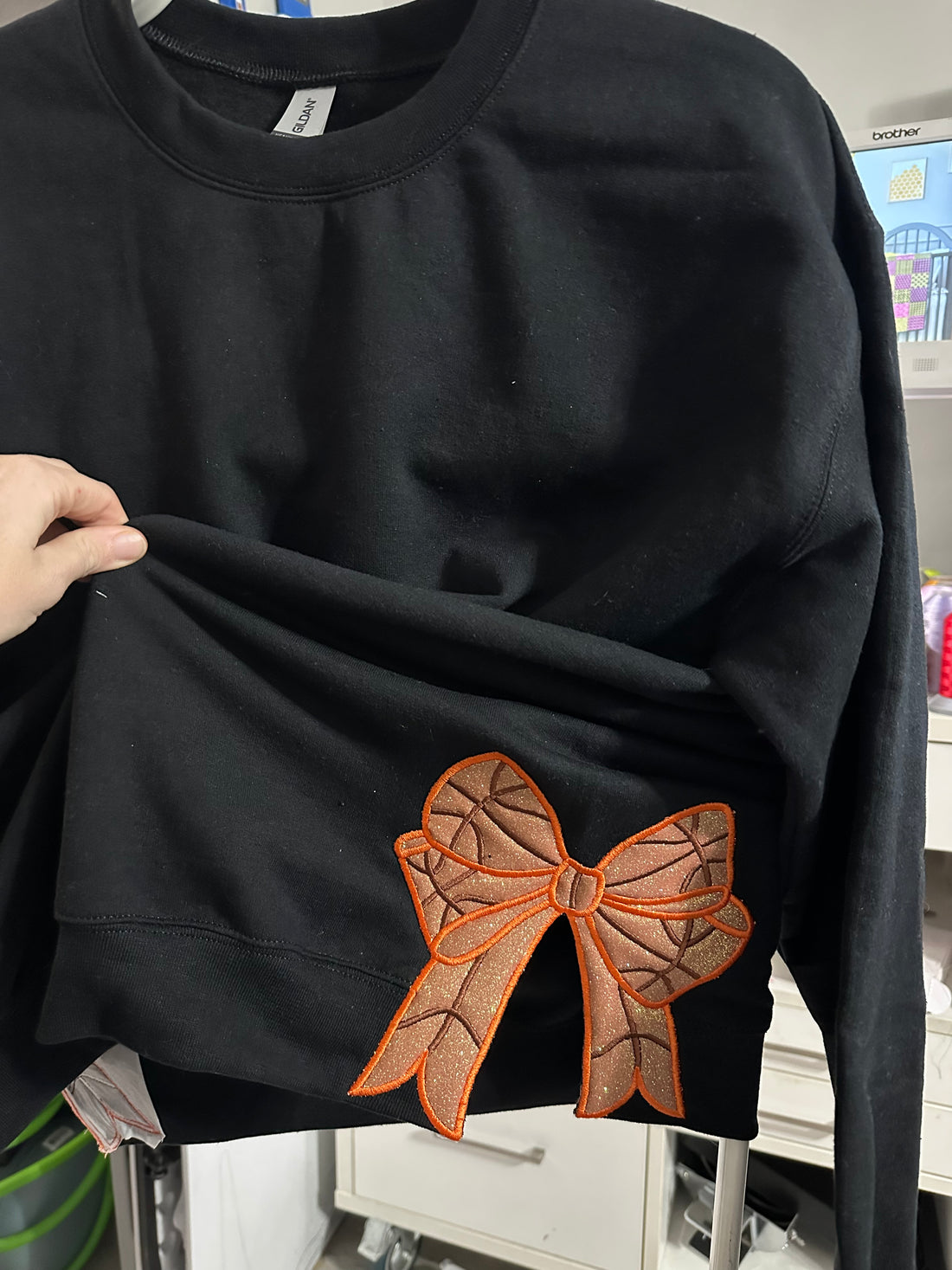 Basketball Side Bow Appliqué Embroidered Sweatshirt - Cozy Sportswear for Athletes & Fans